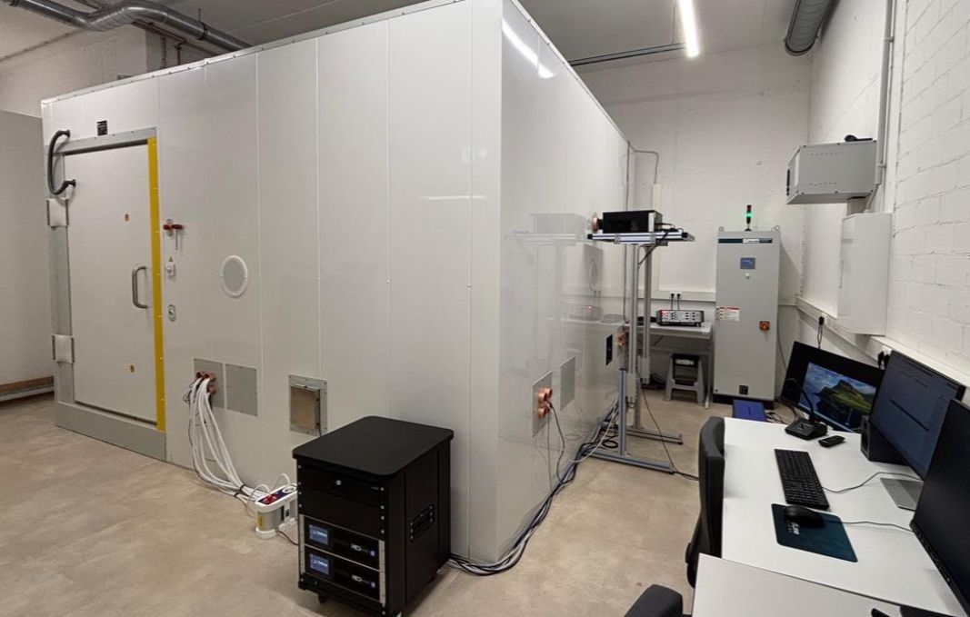 PROPixx projecting through a waveguide into a shielded room